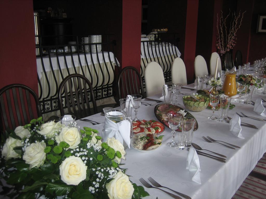Gosciniec Rycerski Bed and Breakfast Paprotki Buitenkant foto